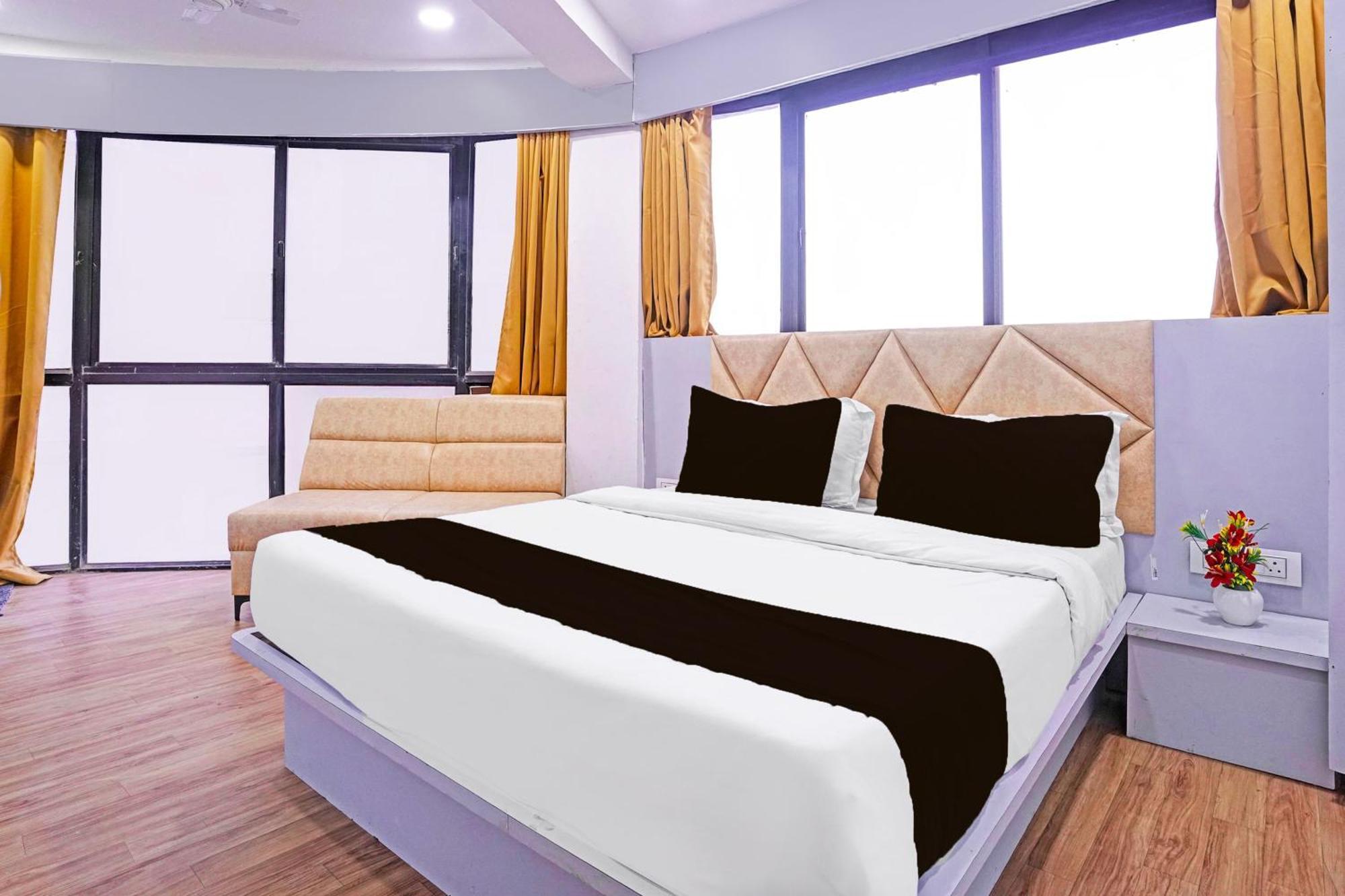Hotel O Patang 24 Ahmedabad Buitenkant foto