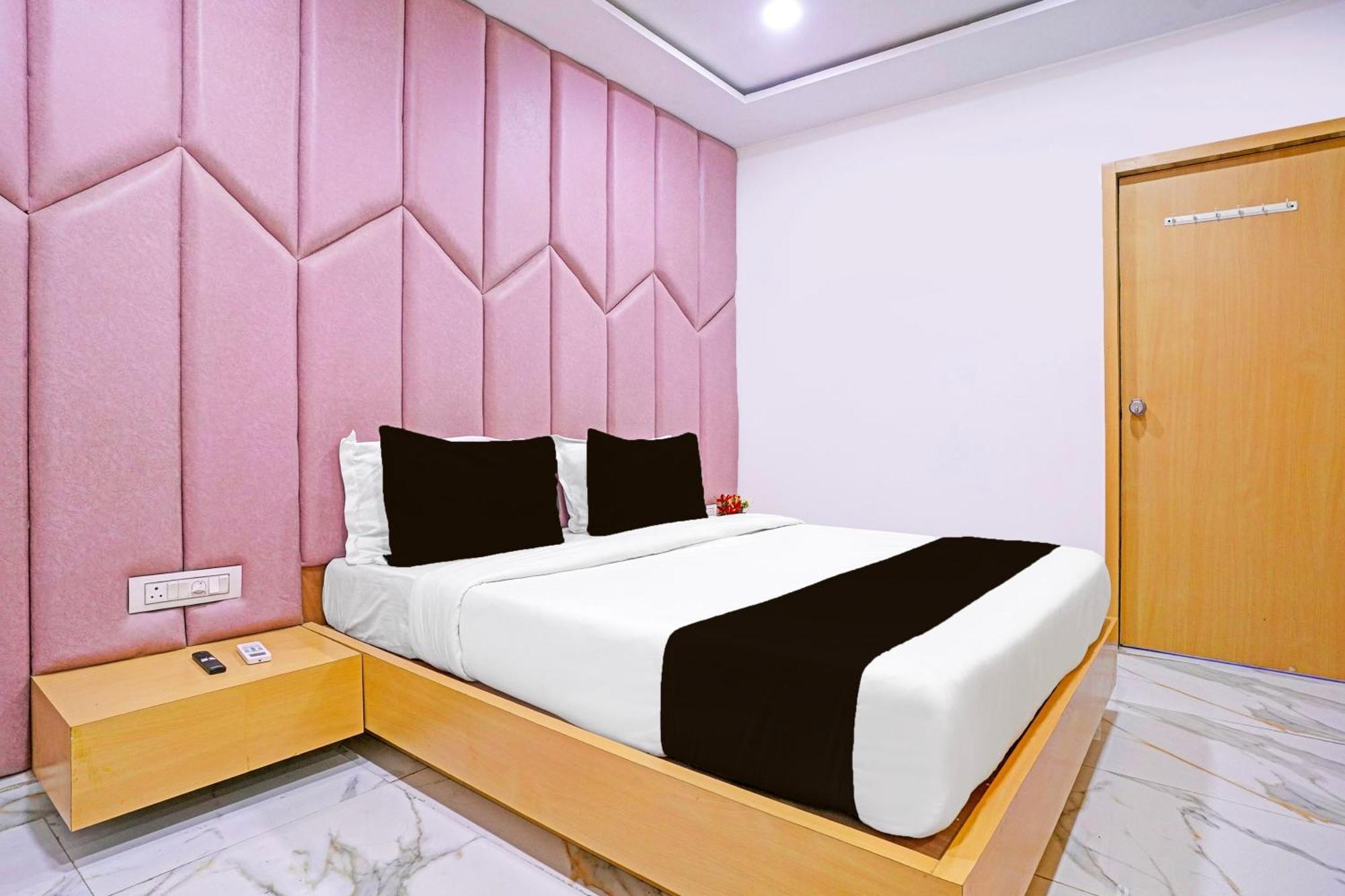 Hotel O Patang 24 Ahmedabad Buitenkant foto